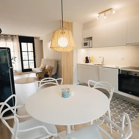 With Air Conditioning And Communal Pool