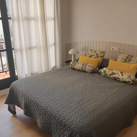 With Air Conditioning And Communal Pool