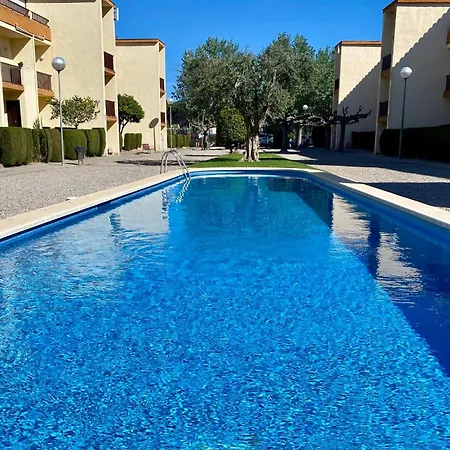 With Air Conditioning And Communal Pool