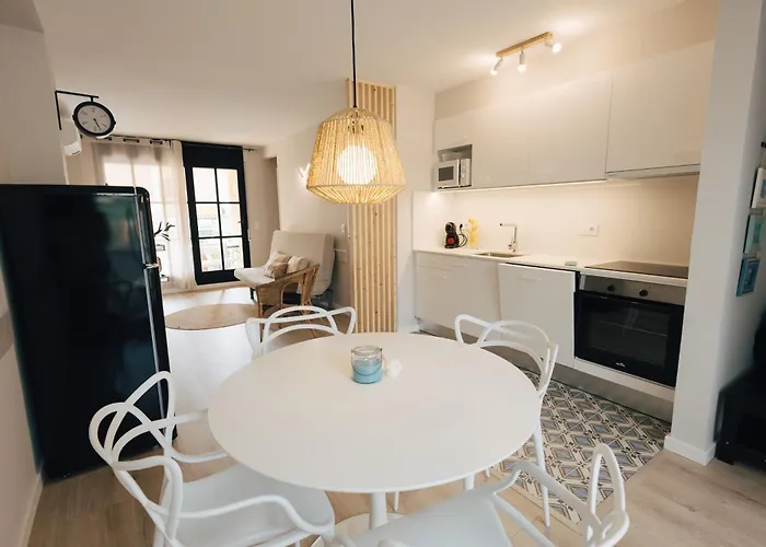 With Air Conditioning And Communal Pool