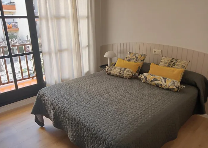 With Air Conditioning And Communal Pool