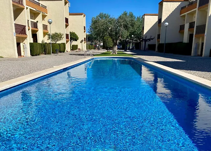 With Air Conditioning And Communal Pool